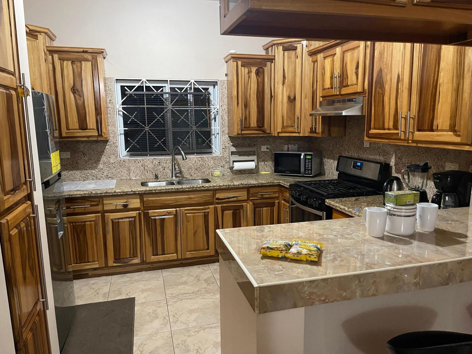 Le Quad - One Bedroom & Studio Apt - Private, Spacious & Secured Кингстон Экстерьер фото